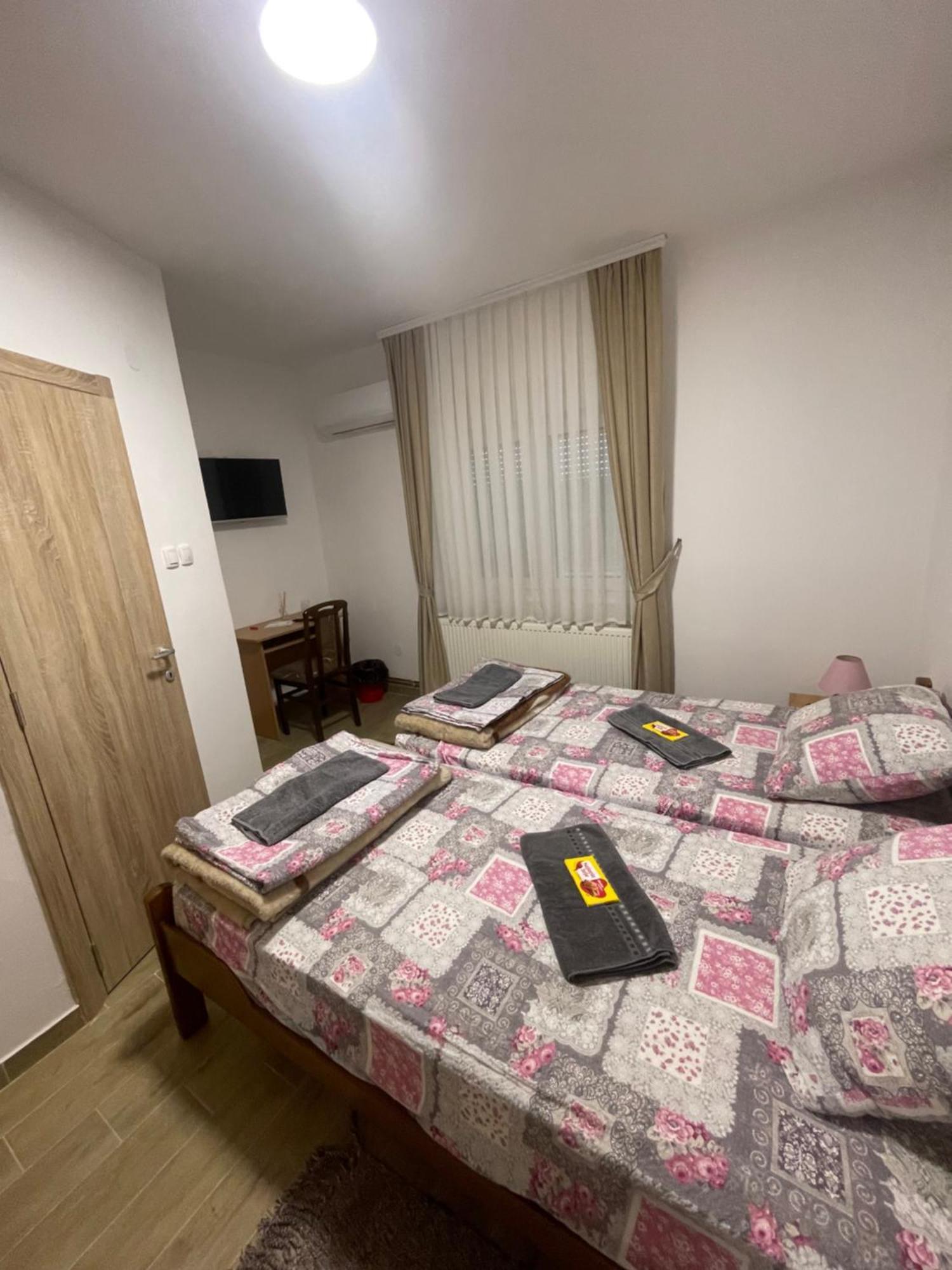 Zuta Osa Hotel Fehértemplom Kültér fotó