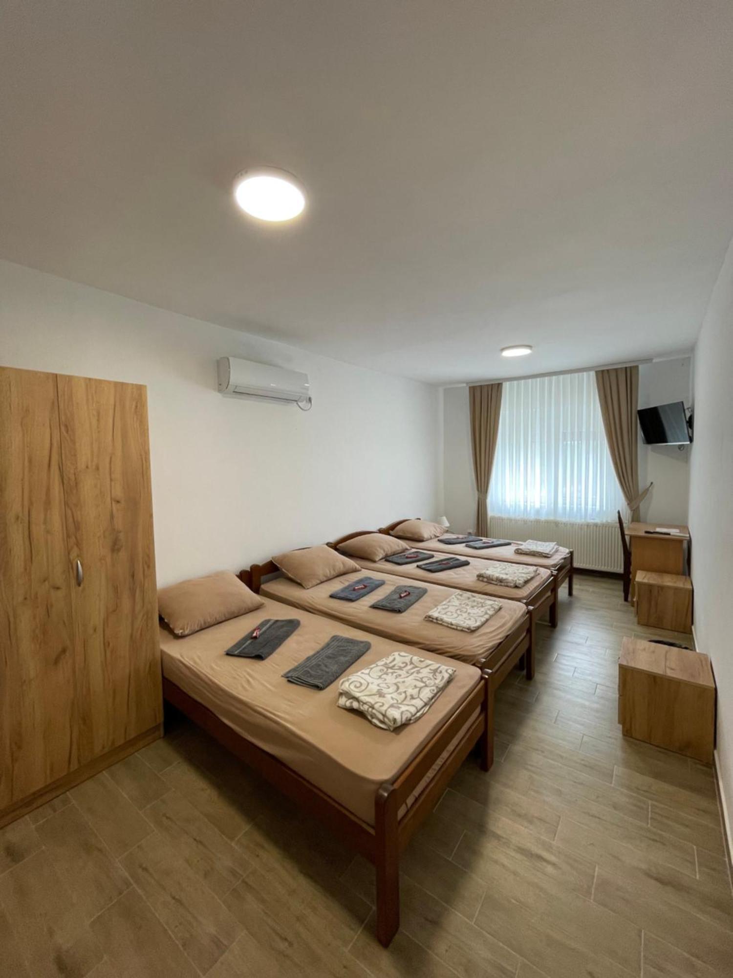 Zuta Osa Hotel Fehértemplom Kültér fotó