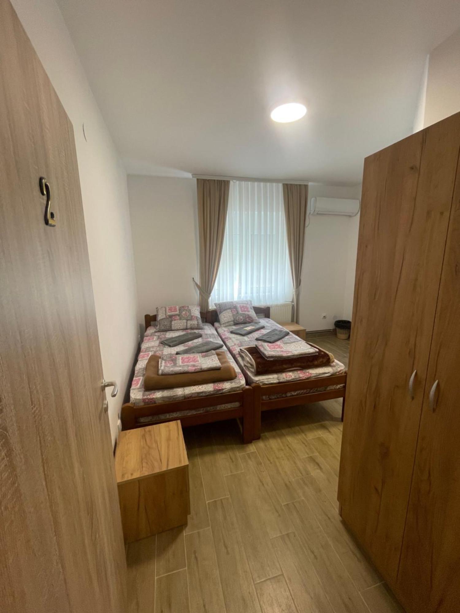 Zuta Osa Hotel Fehértemplom Kültér fotó