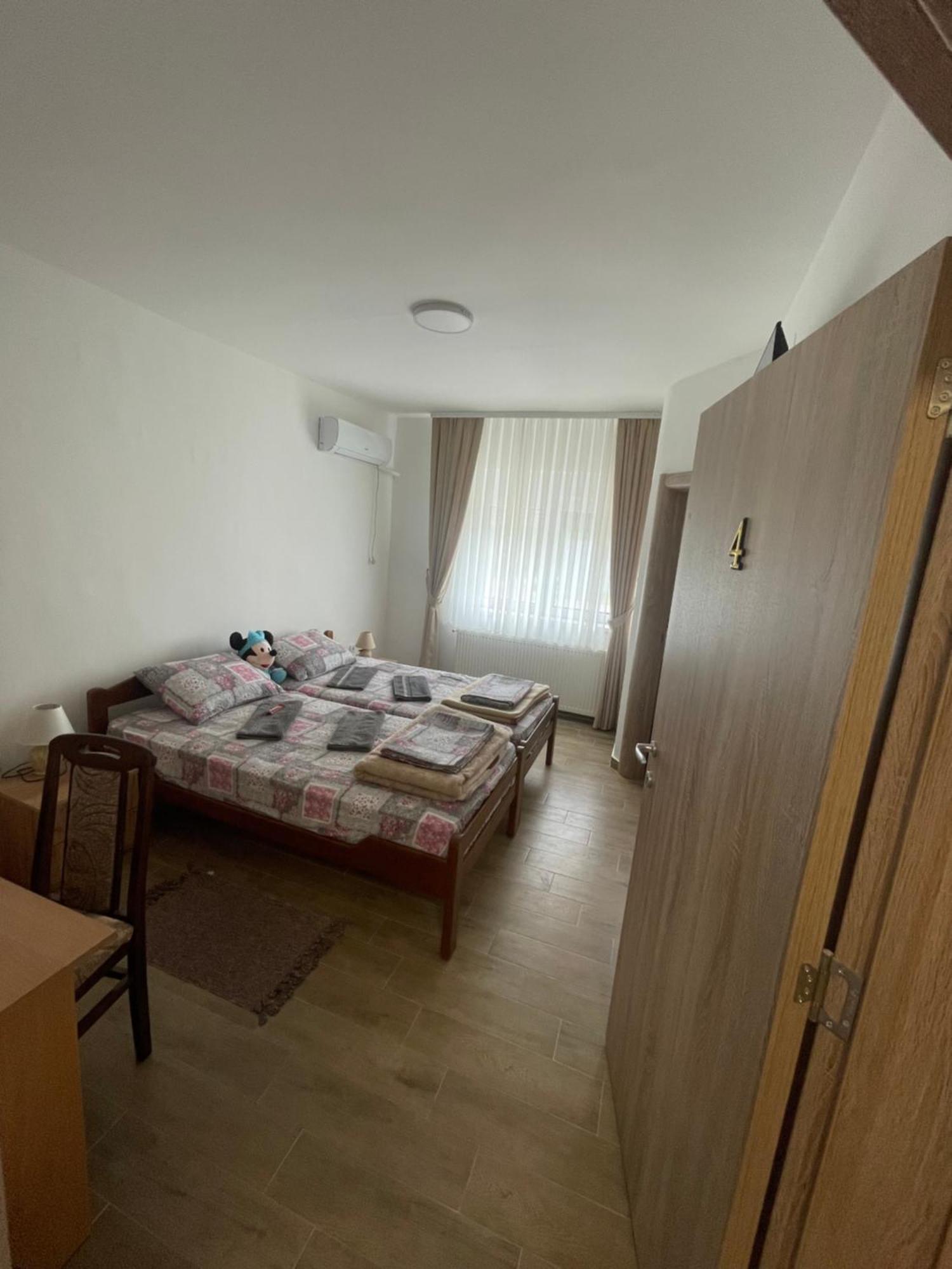 Zuta Osa Hotel Fehértemplom Kültér fotó