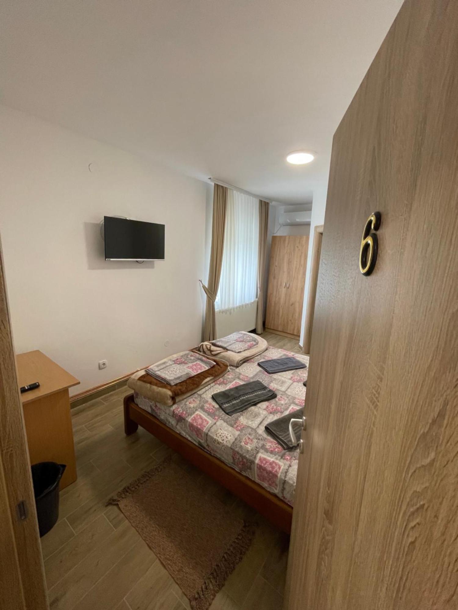 Zuta Osa Hotel Fehértemplom Kültér fotó