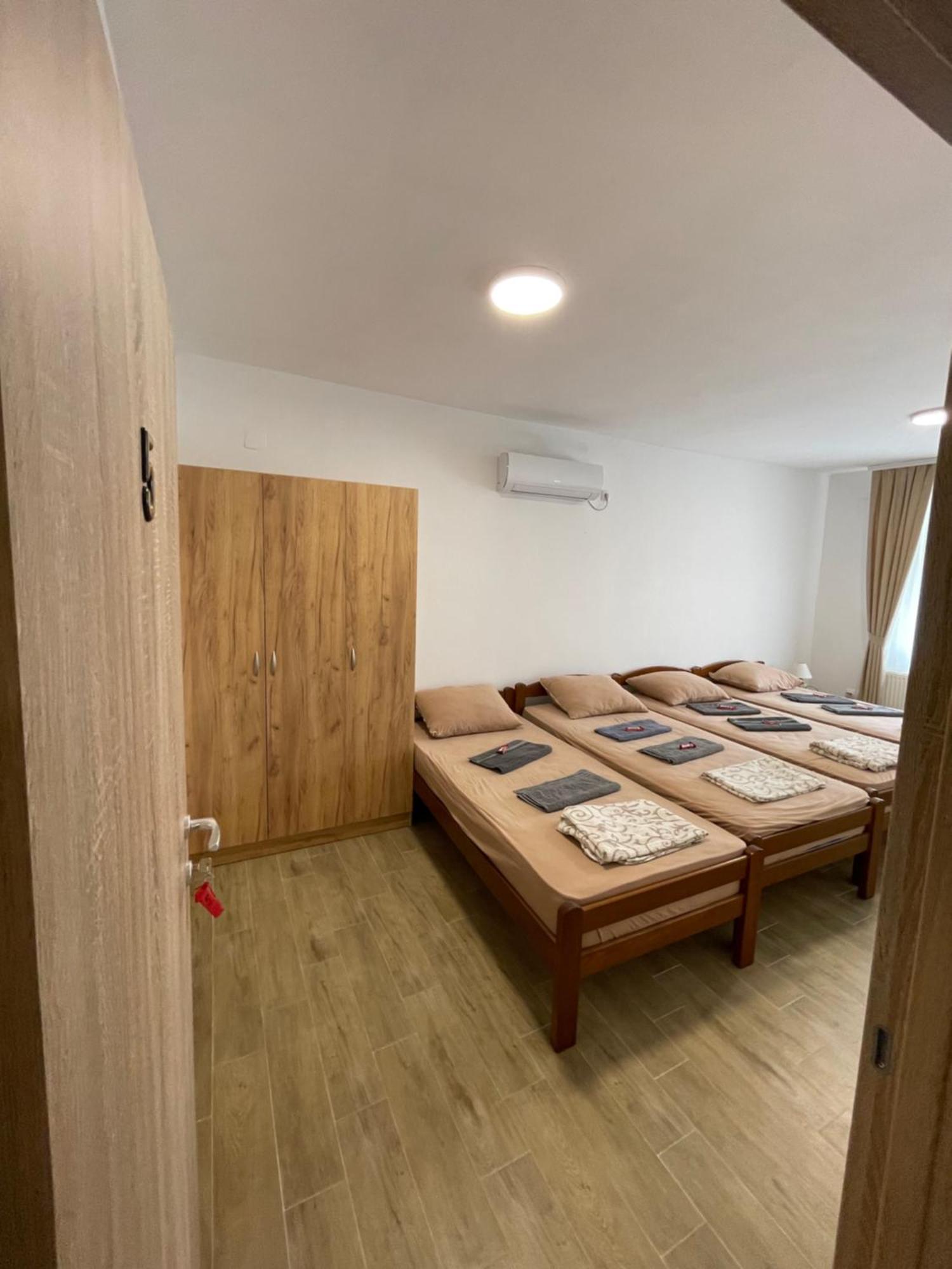 Zuta Osa Hotel Fehértemplom Kültér fotó