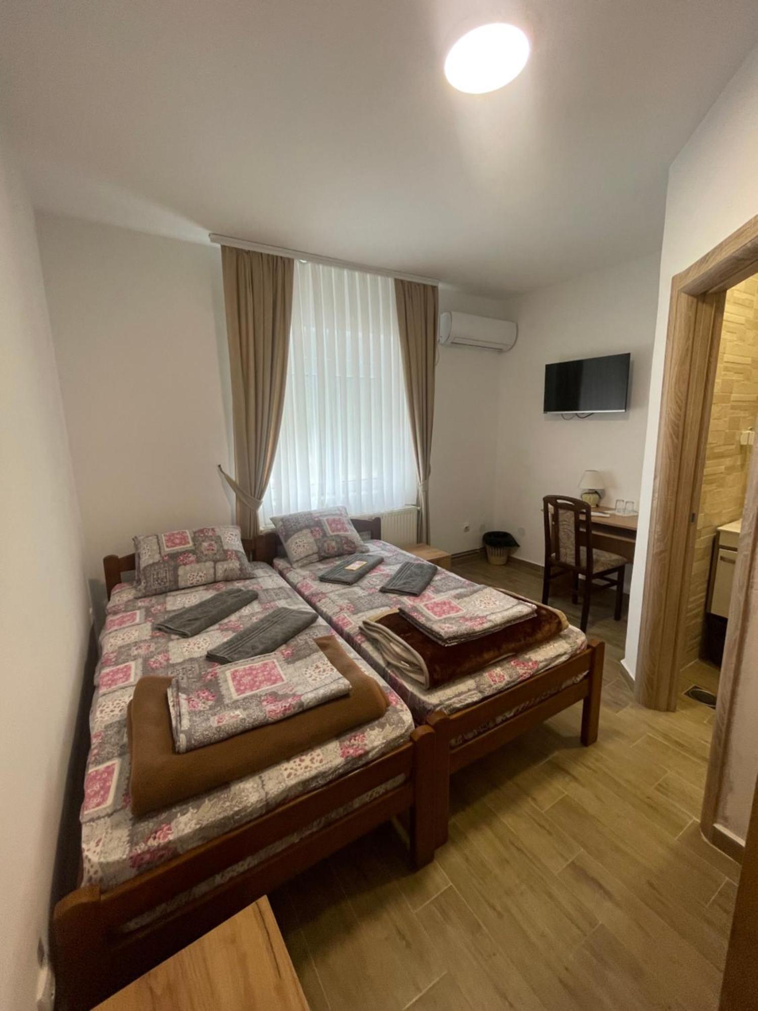 Zuta Osa Hotel Fehértemplom Kültér fotó