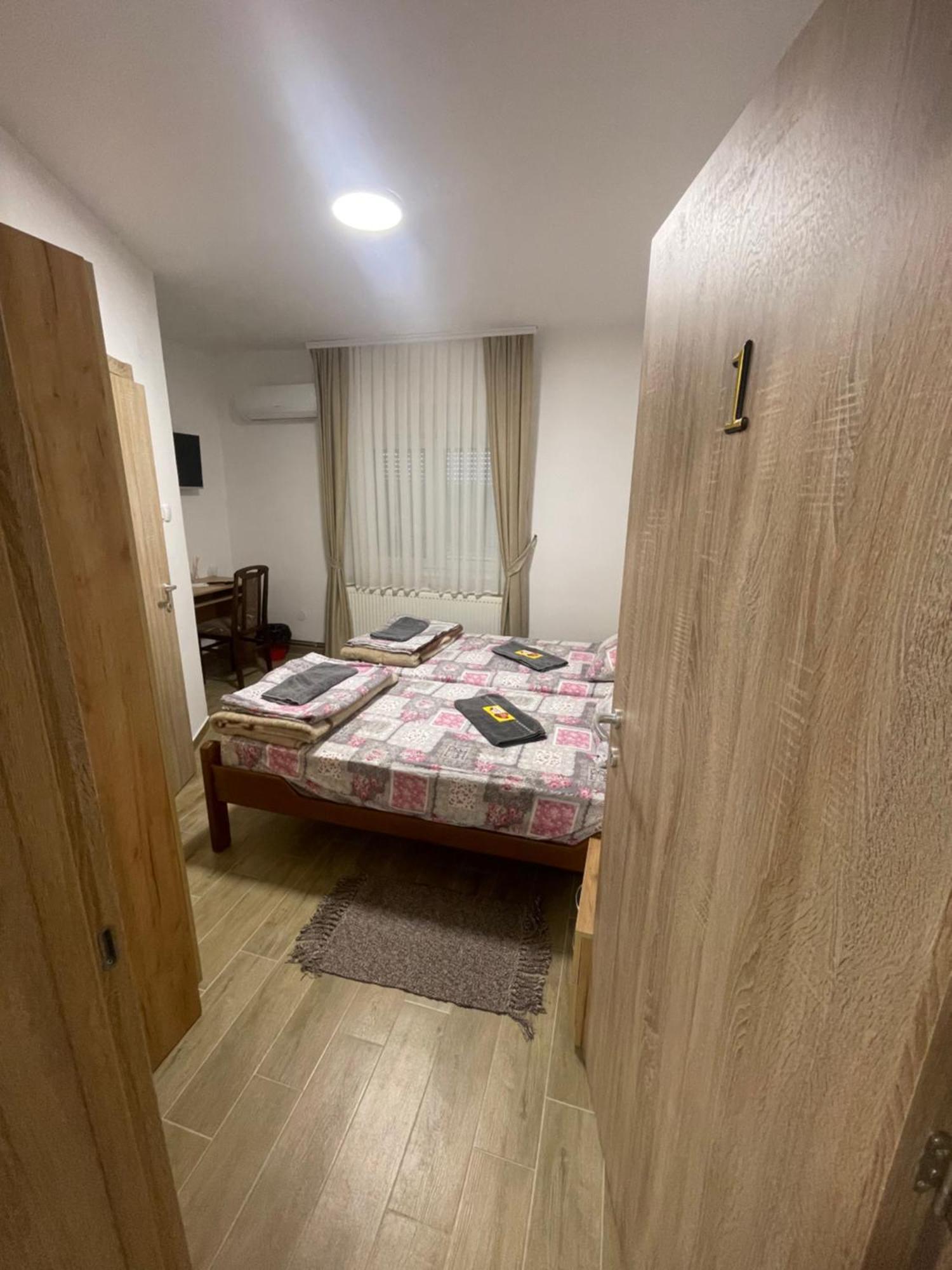 Zuta Osa Hotel Fehértemplom Kültér fotó