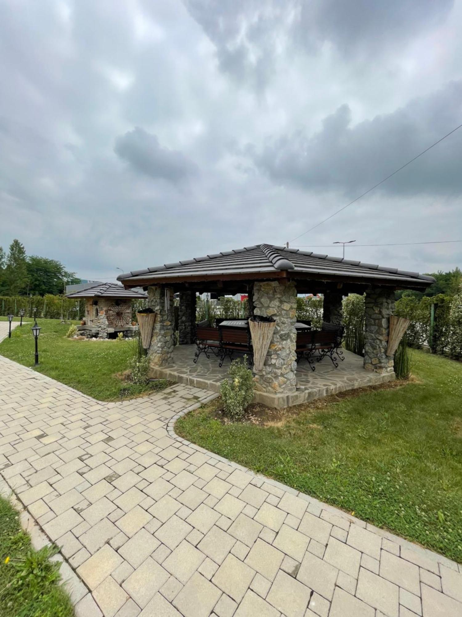 Zuta Osa Hotel Fehértemplom Kültér fotó